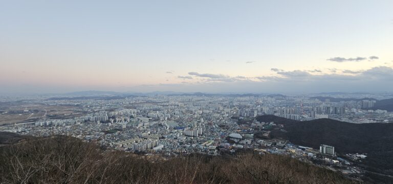 12월 저녁, 계양산에서 트레일러닝 중 내려다본 도시 풍경