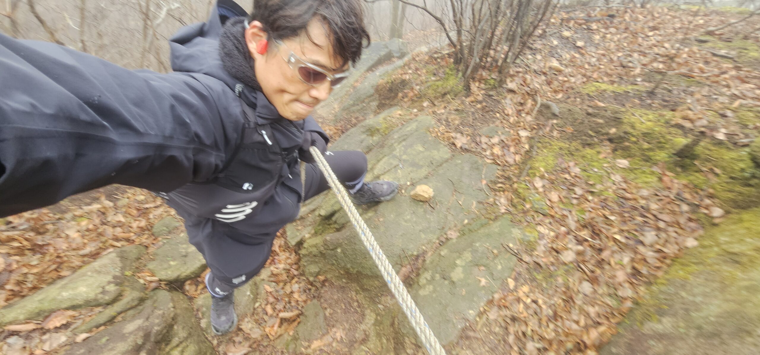 강화도 마니산 트레일러닝 중 로프 구간을 통과하는 실제 러닝 장면