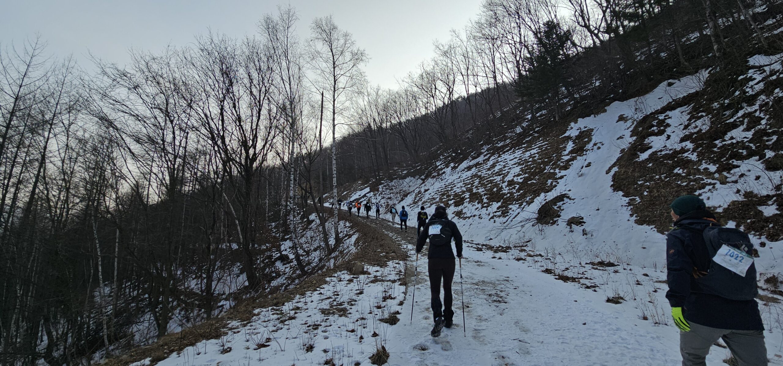 Korea Snow Trail 설면 숲길에서 각자의 페이스로 완주를 향해 이동하는 겨울 트레일 러너들
