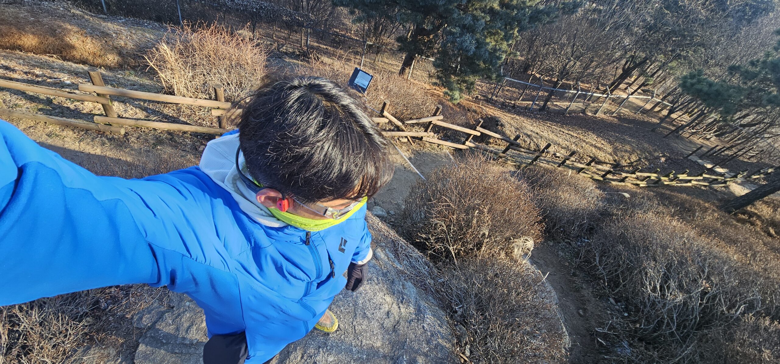 겨울 심학산 트레일러닝 중 경량 패딩과 방풍 재킷을 착용한 러닝 복장 예시
