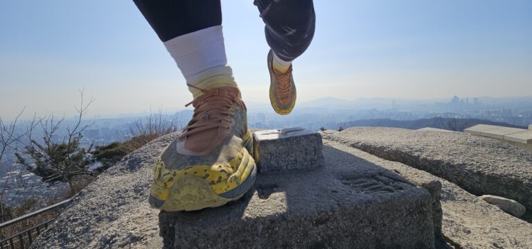 서울 도심 성곽 위에서 점프하는 GTXrun 트레일러닝 장면 인왕산 북악산 능선 연결 루트 TITLE: GTXrun 서울 도심 성곽 능선 트레일러닝 시그니처 컷