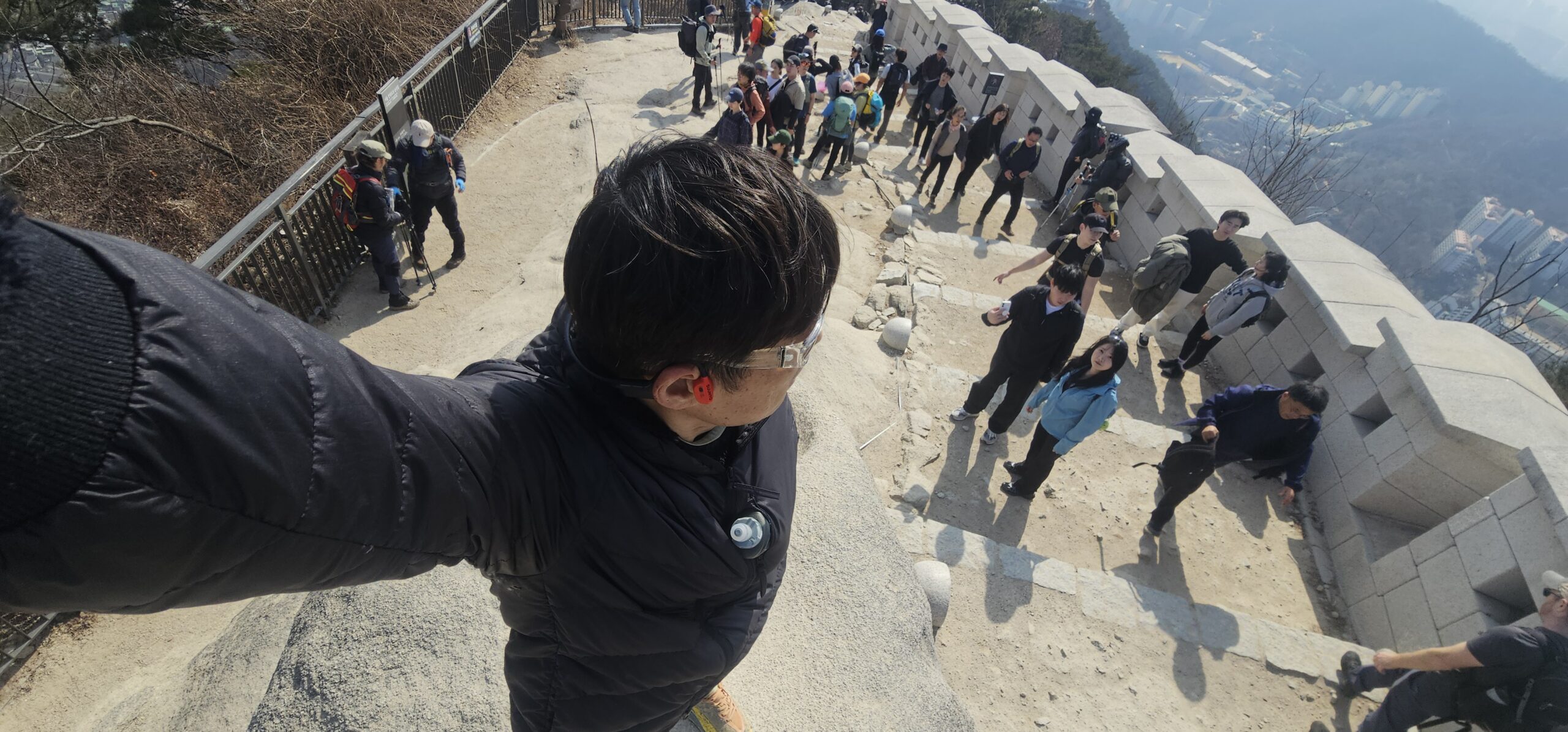 인왕산 정상에서 등산객, 러너 풍