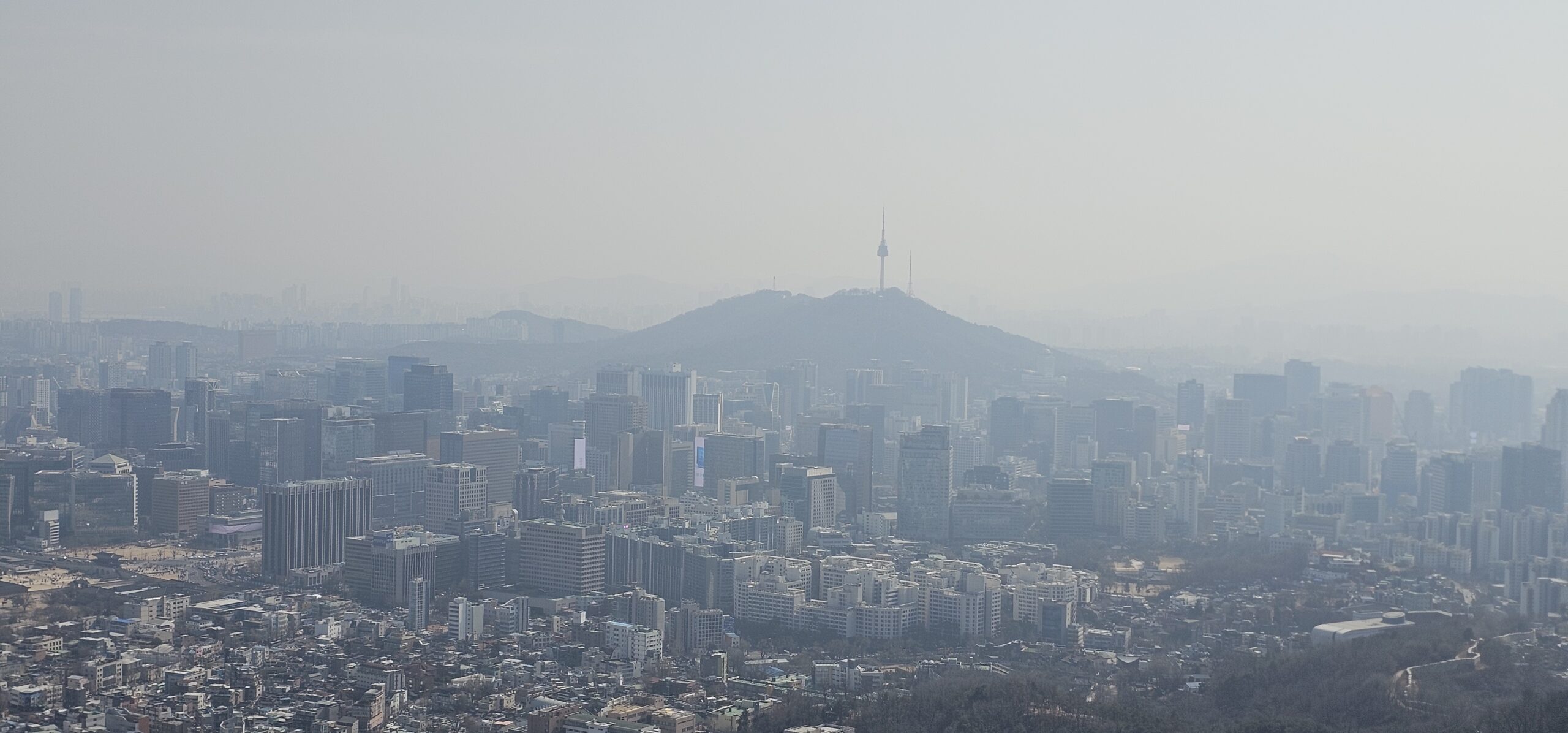 인왕산 정상에서 바라본 서울 도심과 남산타워 전망