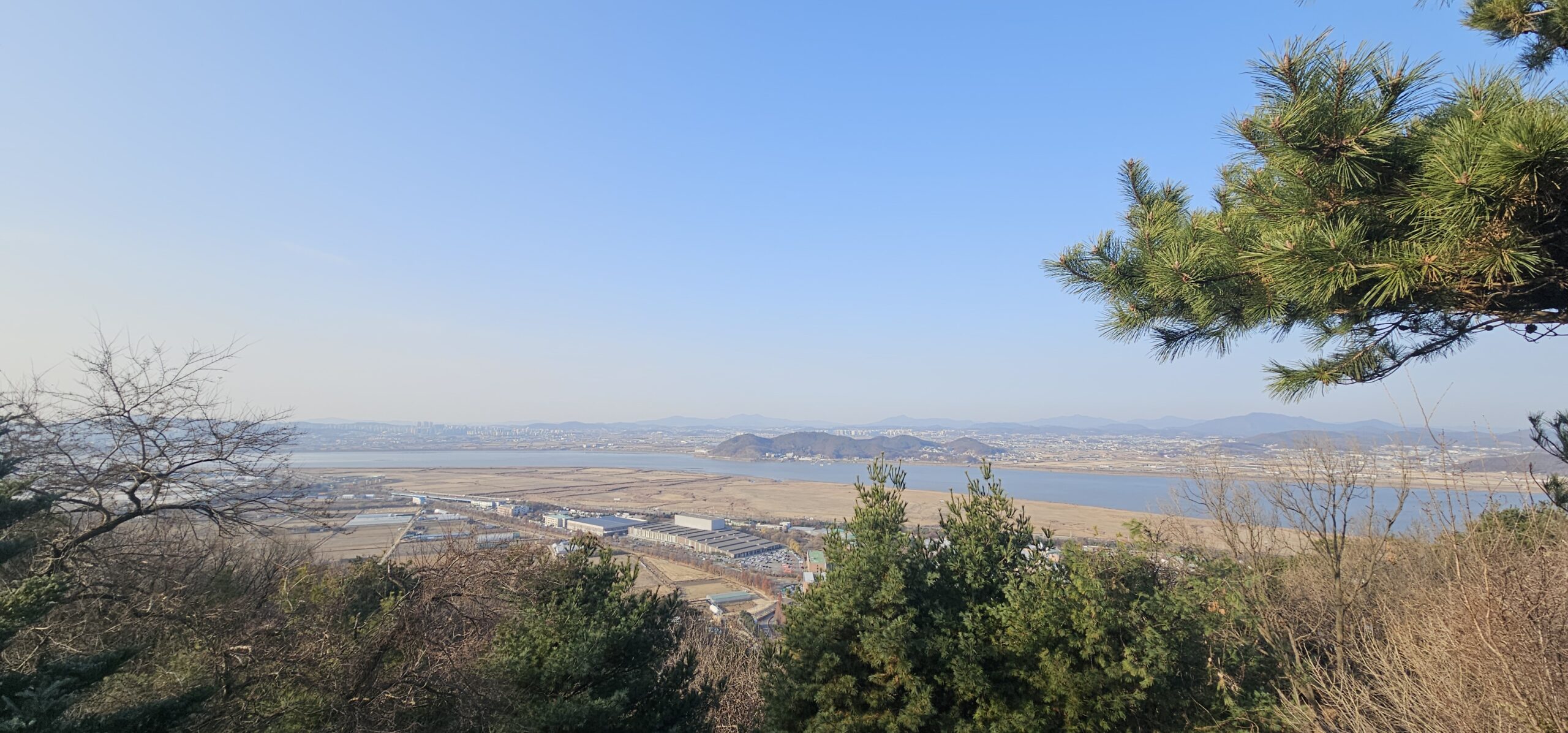 겨울 심학산 정상에서 내려다본 전망과 트레일러닝 코스 풍경